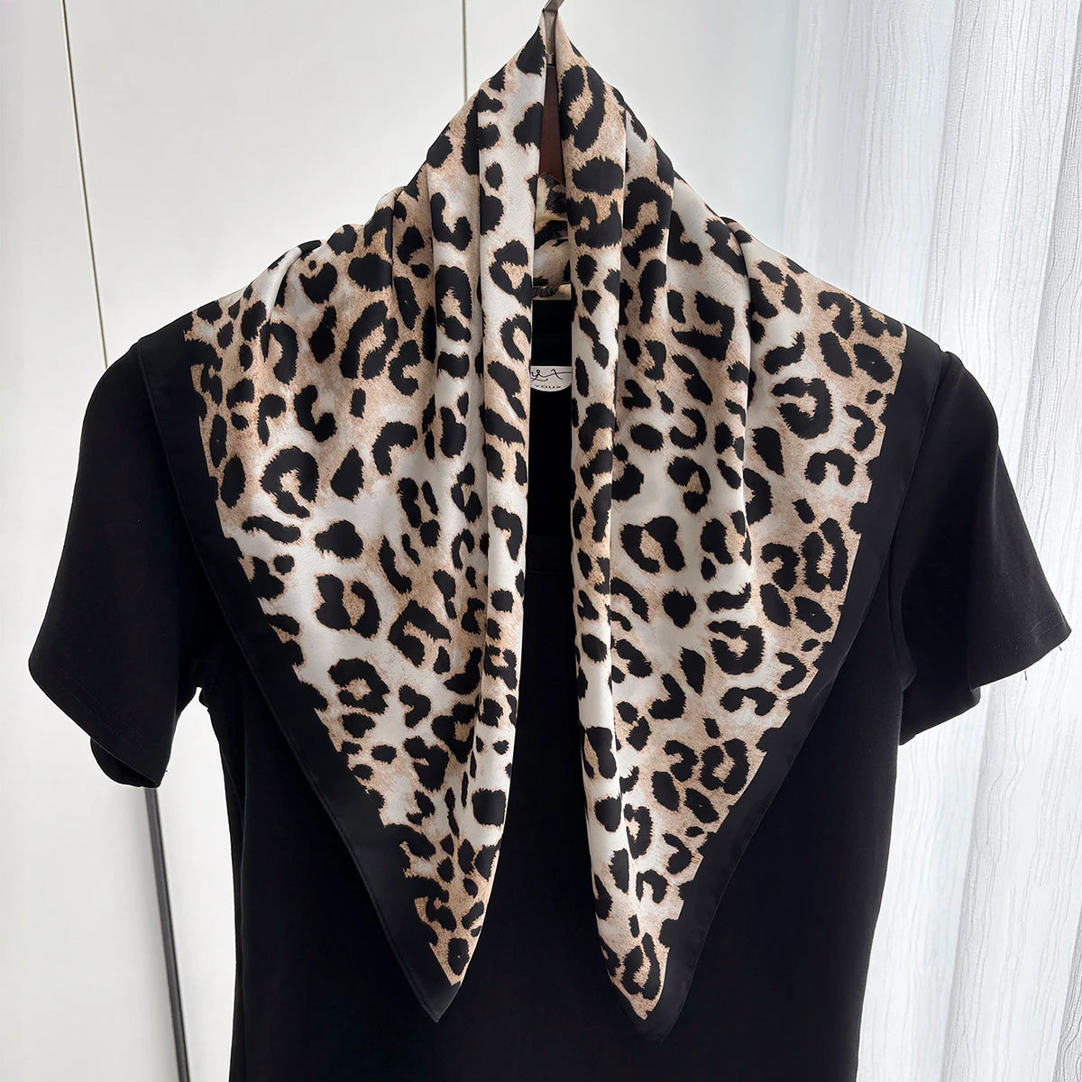 Nala – Kleines Tuch mit Leo-Print